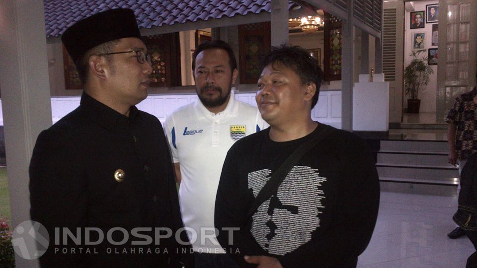 Ridwan Kamil saat melakukan pertemuan dengan Dispora Kota Bandung, Panpel Persib dan perwakilan Bobotoh. Copyright: &copy; Muhammad Ginanjar/INDOSPORT